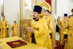 Архиереи Саратовской митрополии совершили Божественную литургию в соборном храме святителя Спиридона Тримифунтского г. Саратова