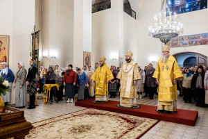 Архиереи Саратовской митрополии совершили Божественную литургию в соборном храме святителя Спиридона Тримифунтского г. Саратова
