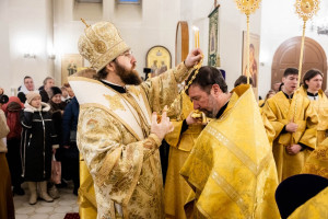Архиереи Саратовской митрополии совершили Божественную литургию в соборном храме святителя Спиридона Тримифунтского г. Саратова