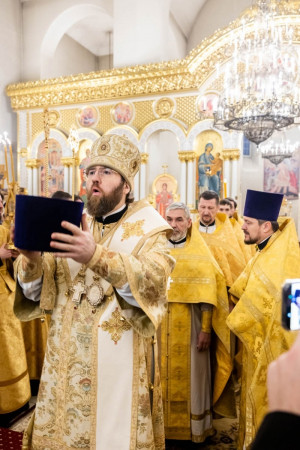 Архиереи Саратовской митрополии совершили Божественную литургию в соборном храме святителя Спиридона Тримифунтского г. Саратова
