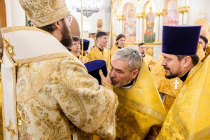 Архиереи Саратовской митрополии совершили Божественную литургию в соборном храме святителя Спиридона Тримифунтского г. Саратова