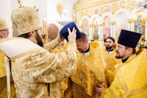 Архиереи Саратовской митрополии совершили Божественную литургию в соборном храме святителя Спиридона Тримифунтского г. Саратова