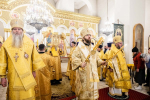 Архиереи Саратовской митрополии совершили Божественную литургию в соборном храме святителя Спиридона Тримифунтского г. Саратова