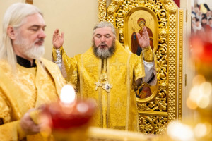 Архиереи Саратовской митрополии совершили Божественную литургию в соборном храме святителя Спиридона Тримифунтского г. Саратова