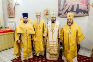 Архиереи Саратовской митрополии совершили Божественную литургию в соборном храме святителя Спиридона Тримифунтского г. Саратова
