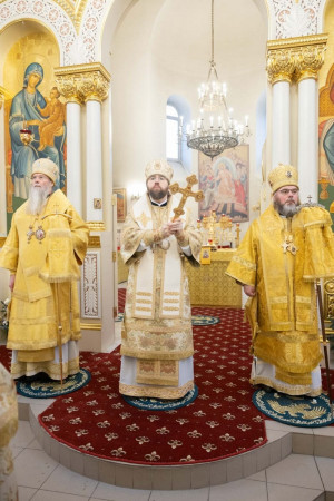 Архиереи Саратовской митрополии совершили Божественную литургию в соборном храме святителя Спиридона Тримифунтского г. Саратова