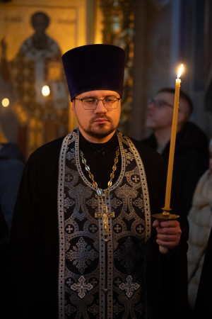 Митрополит Игнатий совершил великое повечерие с чтением Великого покаянного канона преподобного Андрея Критского в Свято-Троицком кафедральном соборе г. Саратова