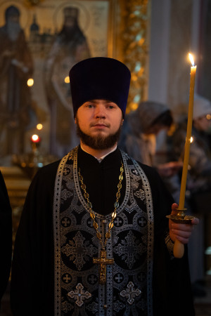 Митрополит Игнатий совершил великое повечерие с чтением Великого покаянного канона преподобного Андрея Критского в Свято-Троицком кафедральном соборе г. Саратова
