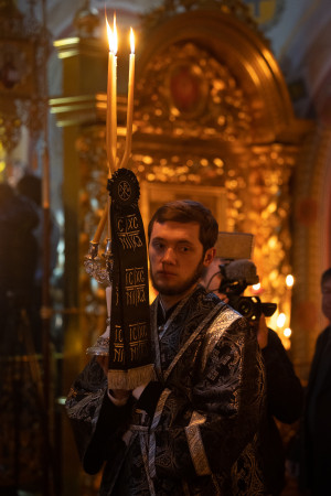 Митрополит Игнатий совершил великое повечерие с чтением Великого покаянного канона преподобного Андрея Критского в Свято-Троицком кафедральном соборе г. Саратова