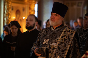 Митрополит Игнатий совершил великое повечерие с чтением Великого покаянного канона преподобного Андрея Критского в Свято-Троицком кафедральном соборе г. Саратова