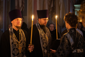 Митрополит Игнатий совершил великое повечерие с чтением Великого покаянного канона преподобного Андрея Критского в Свято-Троицком кафедральном соборе г. Саратова