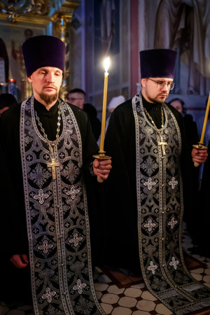 Великое повечерие с чтением Великого покаянного канона преподобного Андрея Критского в Свято-Троицком кафедральном соборе г. Саратова