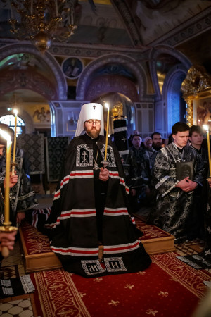 Великое повечерие с чтением Великого покаянного канона преподобного Андрея Критского в Свято-Троицком кафедральном соборе г. Саратова