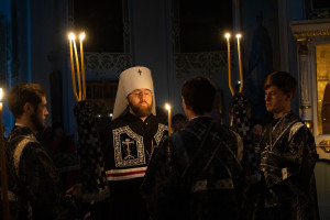Митрополит Игнатий совершил великое повечерие с чтением Великого покаянного канона преподобного Андрея Критского в Свято-Духовском соборе г. Саратова