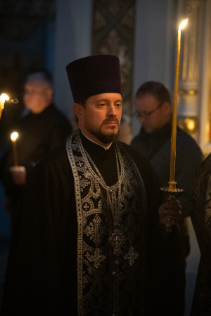Митрополит Игнатий совершил великое повечерие с чтением Великого покаянного канона преподобного Андрея Критского в Свято-Духовском соборе г. Саратова