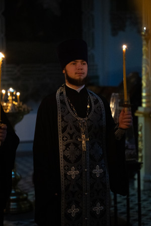 Митрополит Игнатий совершил великое повечерие с чтением Великого покаянного канона преподобного Андрея Критского в Свято-Духовском соборе г. Саратова