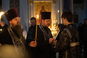 Митрополит Игнатий совершил великое повечерие с чтением Великого покаянного канона преподобного Андрея Критского в Свято-Духовском соборе г. Саратова