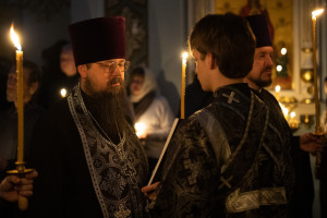 Митрополит Игнатий совершил великое повечерие с чтением Великого покаянного канона преподобного Андрея Критского в Свято-Духовском соборе г. Саратова