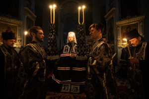 Митрополит Игнатий совершил великое повечерие с чтением Великого покаянного канона преподобного Андрея Критского в Свято-Духовском соборе г. Саратова