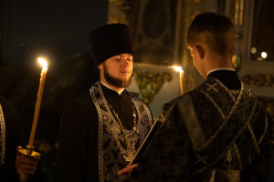 Митрополит Игнатий совершил великое повечерие с чтением Великого покаянного канона преподобного Андрея Критского в Свято-Духовском соборе г. Саратова