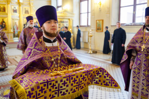Митрополит Игнатий совершил Литургию Преждеосвященных Даров в храме святого апостола и евангелиста Иоанна Богослова при СПДС
