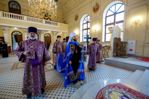 Митрополит Игнатий совершил Литургию Преждеосвященных Даров в храме святого апостола и евангелиста Иоанна Богослова при СПДС