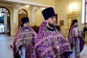 Митрополит Игнатий совершил Литургию Преждеосвященных Даров в храме святого апостола и евангелиста Иоанна Богослова при СПДС