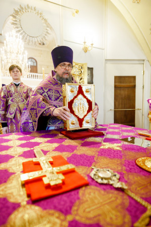Митрополит Игнатий совершил Литургию Преждеосвященных Даров в храме святого апостола и евангелиста Иоанна Богослова при СПДС