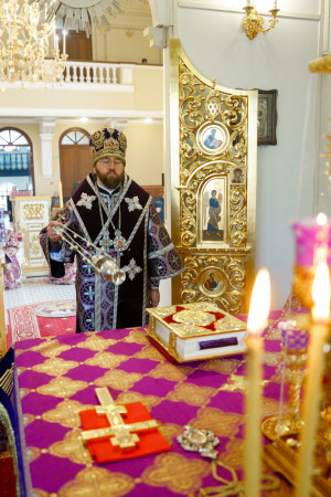 Митрополит Игнатий совершил Литургию Преждеосвященных Даров в храме святого апостола и евангелиста Иоанна Богослова при СПДС