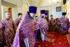 Митрополит Игнатий совершил Литургию Преждеосвященных Даров в храме святого апостола и евангелиста Иоанна Богослова при СПДС