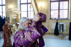 Митрополит Игнатий совершил Литургию Преждеосвященных Даров в храме святого апостола и евангелиста Иоанна Богослова при СПДС