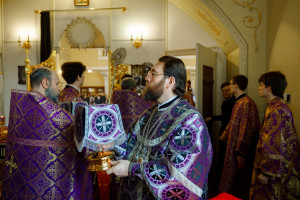Митрополит Игнатий совершил Литургию Преждеосвященных Даров в храме святого апостола и евангелиста Иоанна Богослова при СПДС