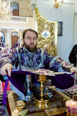 Митрополит Игнатий совершил Литургию Преждеосвященных Даров в храме святого апостола и евангелиста Иоанна Богослова при СПДС