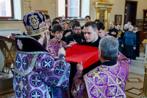 Митрополит Игнатий совершил Литургию Преждеосвященных Даров в храме святого апостола и евангелиста Иоанна Богослова при СПДС