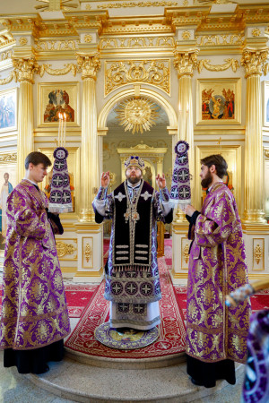 Митрополит Игнатий совершил Литургию Преждеосвященных Даров в храме святого апостола и евангелиста Иоанна Богослова при СПДС