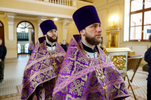 Митрополит Игнатий совершил Литургию Преждеосвященных Даров в храме святого апостола и евангелиста Иоанна Богослова при СПДС