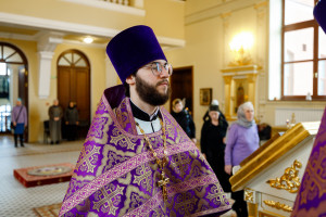 Митрополит Игнатий совершил Литургию Преждеосвященных Даров в храме святого апостола и евангелиста Иоанна Богослова при СПДС