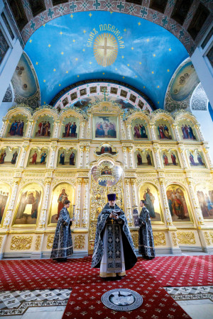 Митрополит Игнатий совершил Литургию Преждеосвященных Даров в Свято-Духовском соборе г. Саратова