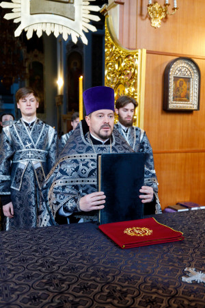 Митрополит Игнатий совершил Литургию Преждеосвященных Даров в Свято-Духовском соборе г. Саратова