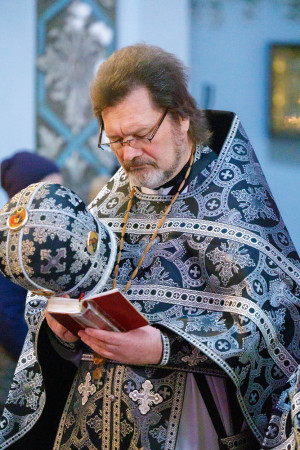 Митрополит Игнатий совершил Литургию Преждеосвященных Даров в Свято-Духовском соборе г. Саратова