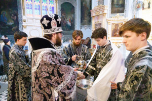 Митрополит Игнатий совершил Литургию Преждеосвященных Даров в Свято-Духовском соборе г. Саратова