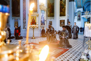 Митрополит Игнатий совершил Литургию Преждеосвященных Даров в Свято-Духовском соборе г. Саратова