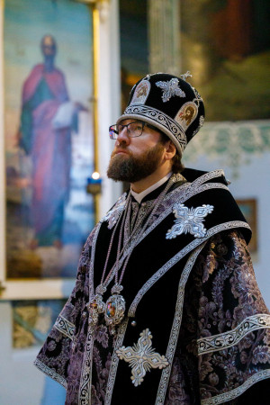 Митрополит Игнатий совершил Литургию Преждеосвященных Даров в Свято-Духовском соборе г. Саратова