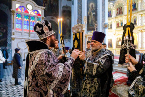 Митрополит Игнатий совершил Литургию Преждеосвященных Даров в Свято-Духовском соборе г. Саратова