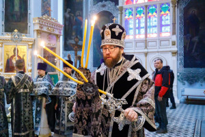 Митрополит Игнатий совершил Литургию Преждеосвященных Даров в Свято-Духовском соборе г. Саратова