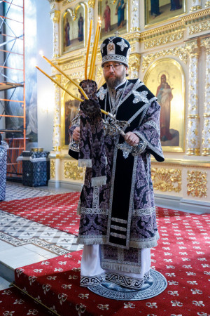 Митрополит Игнатий совершил Литургию Преждеосвященных Даров в Свято-Духовском соборе г. Саратова