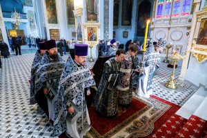 Митрополит Игнатий совершил Литургию Преждеосвященных Даров в Свято-Духовском соборе г. Саратова