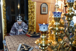 Митрополит Игнатий совершил Литургию Преждеосвященных Даров в Свято-Духовском соборе г. Саратова