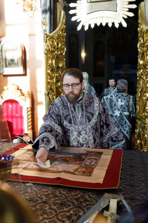 Митрополит Игнатий совершил Литургию Преждеосвященных Даров в Свято-Духовском соборе г. Саратова