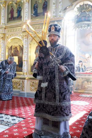 Митрополит Игнатий совершил Литургию Преждеосвященных Даров в Свято-Духовском соборе г. Саратова